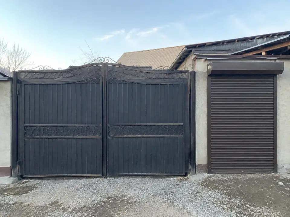 Металлические распашные ворота