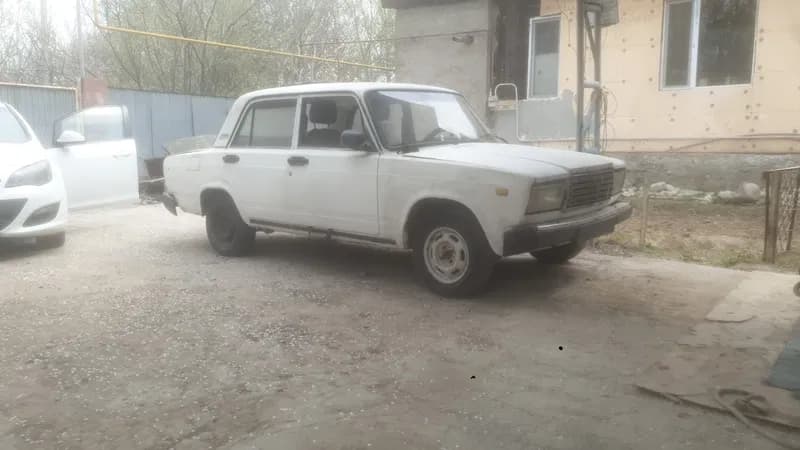 ВАЗ-2107 белого цвета