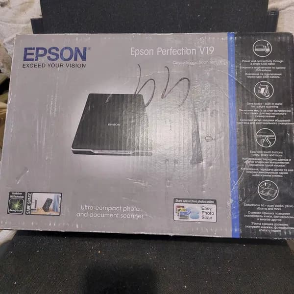 Планшетный сканер Epson в коробке