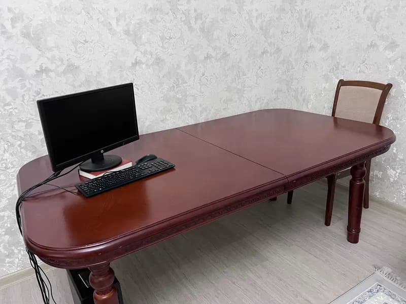 Большой деревянный стол для гостиной