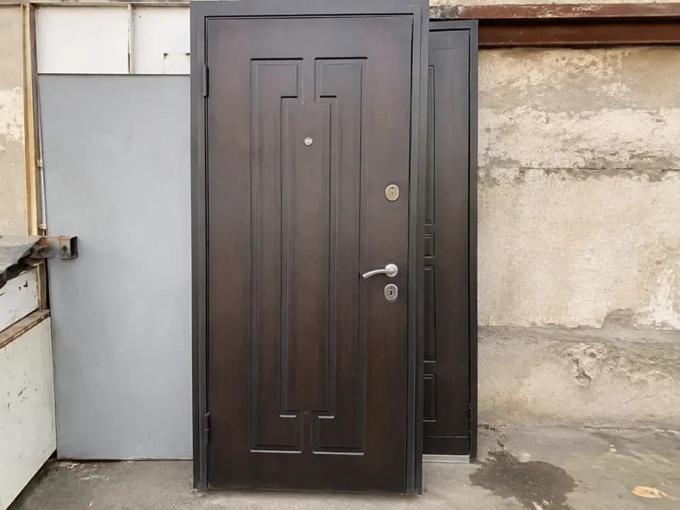 Металлическая входная дверь тёмного цвета
