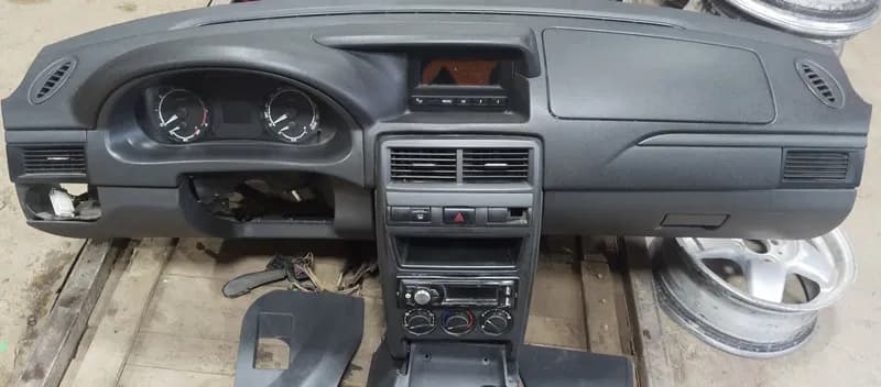 Панель приборов и торпедо Lada Priora