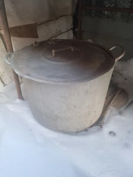 Большая алюминиевая кастрюля с крышкой